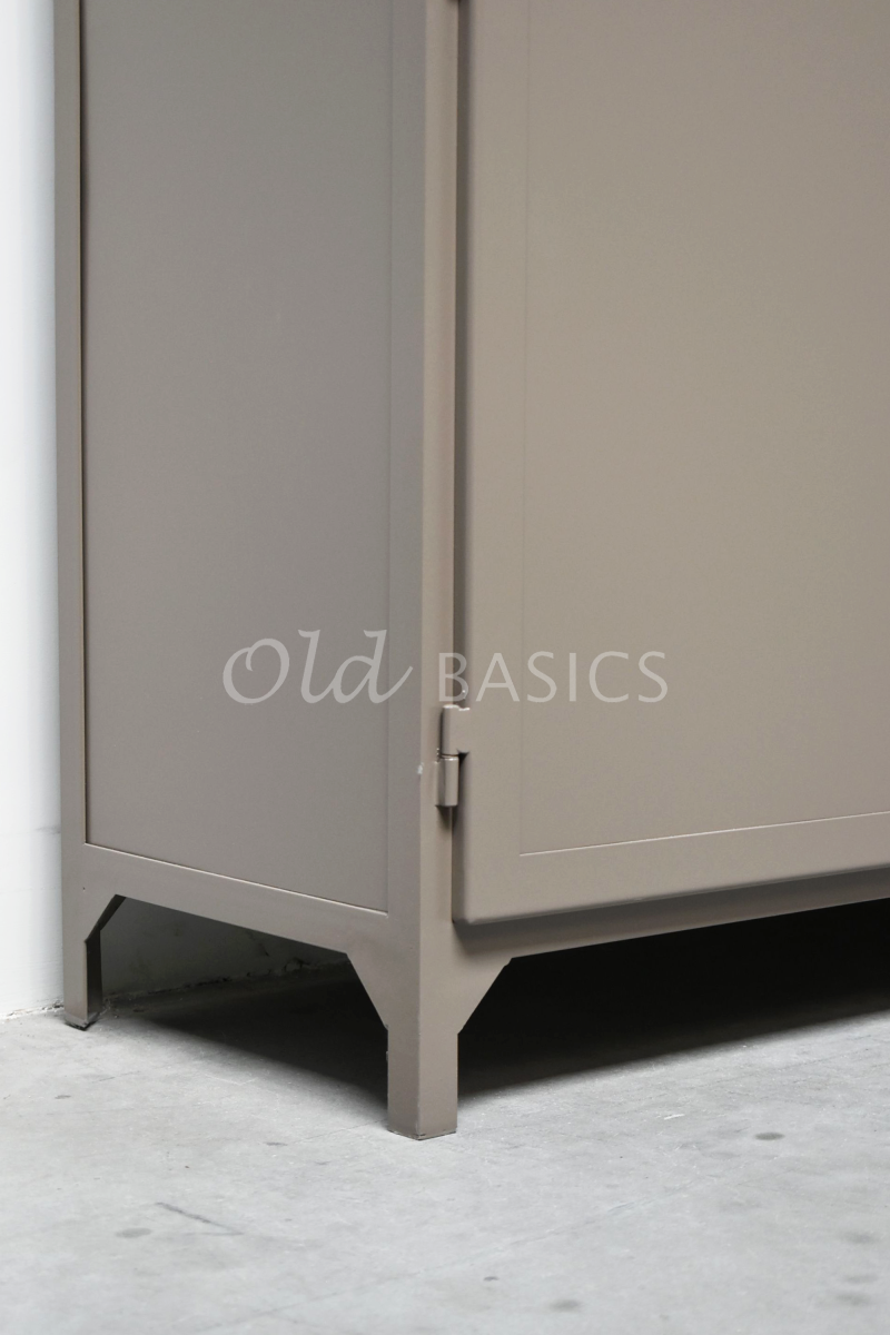 Detail van Apothekerskast Retrique, 3 deuren, RAL7006, grijs, beige, bruin, materiaal staal